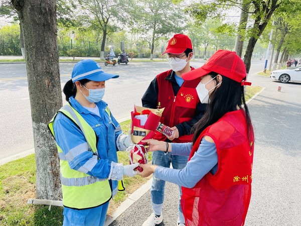 2022年5月7日，红庙社区新时代文明实践站联合滁州市救助管理站开展&ldquo;母亲节&rdquo;主题文明实践活动（拍摄作者：红庙社区高超） (2).JPG