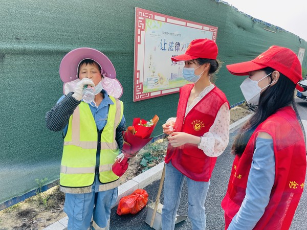 2022年5月7日，红庙社区新时代文明实践站联合滁州市救助管理站开展&ldquo;母亲节&rdquo;主题文明实践活动（拍摄作者：红庙社区高超） (1).JPG