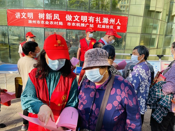 2022年5月6日下午，红庙社区新时代文明实践站联合滁州市农业农村局开展&ldquo;讲文明树新风 做文明有礼滁州人&rdquo;主题文明实践活动（拍摄作者：红庙社区高超） ( (1).JPG