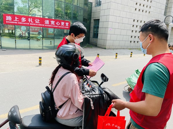 2022年5月7日，红庙社区新时代文明实践站组织志愿者开展文明交通宣传活动（拍摄作者：红庙社区高超） (3).JPG