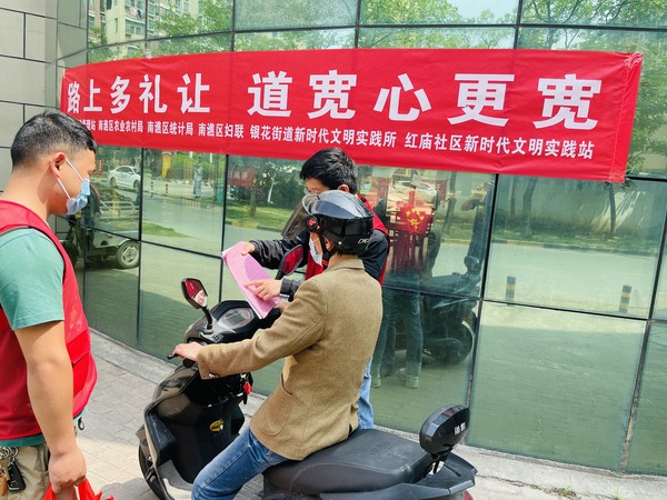 2022年5月7日，红庙社区新时代文明实践站组织志愿者开展文明交通宣传活动（拍摄作者：红庙社区高超） (4).JPG