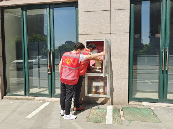 2022年5月6日,中都社区开展对辖区商铺进行消防安全检查(拍摄单位:中都社区 拍摄人:戚海燕).jpg