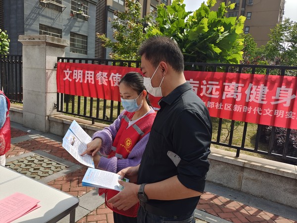 2022年5月7日 中都社区开展“文明用餐使公筷 疾病远离健身心”志愿宣传活动 （拍摄单位：中都社区 拍摄人：王立先）.jpg