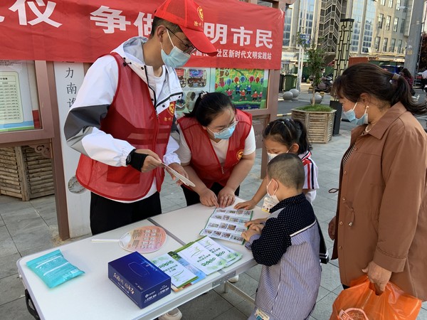 2022年5月8日，文昌花园社区开展&ldquo;践行文明礼仪 争做文明市民&rdquo;宣传活动。（拍摄单位：文昌花园社区 拍摄人：杨玉洁）  (3).jpg