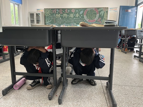 防震演练.jpg