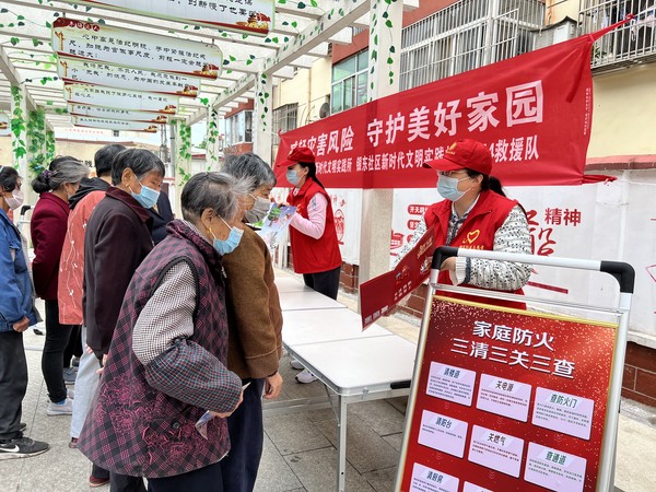 2022年5月11日，银东社区新时代文明实践站开展“减轻灾害风险，守护美好家园”志愿服务宣传活动         拍摄者：王阳      工作单位：银东社区 (1).jpg