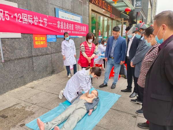 5月12国际护士节医护人员展示心肺复苏技能.jpg