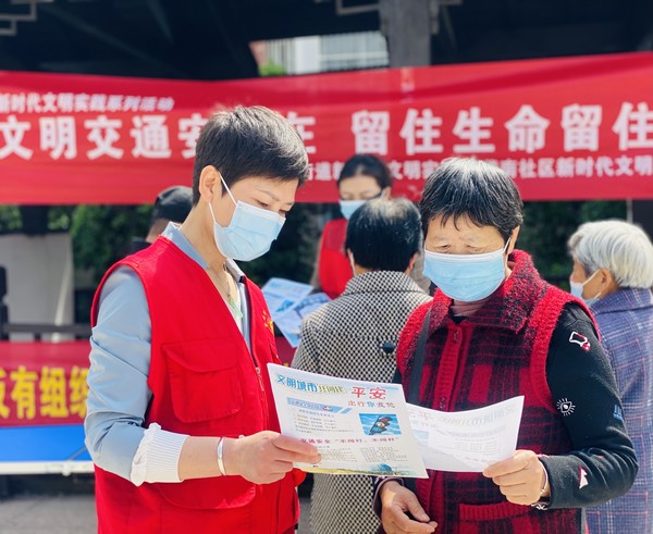 2022年5月12日，紫南社区新时代文明实践站开展文明交通宣传教育活动。拍摄者：徐慧，拍摄单位：紫南社区 (2).JPG