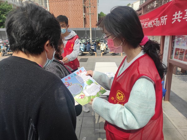 2022年5月12日，文昌花园社区新时代文明实践站开展&rdquo;共创无烟场所 共享健康生活&ldquo;志愿服务活动。（拍摄单位：文昌花园社区 拍摄人：周婷婷） (1).jpg