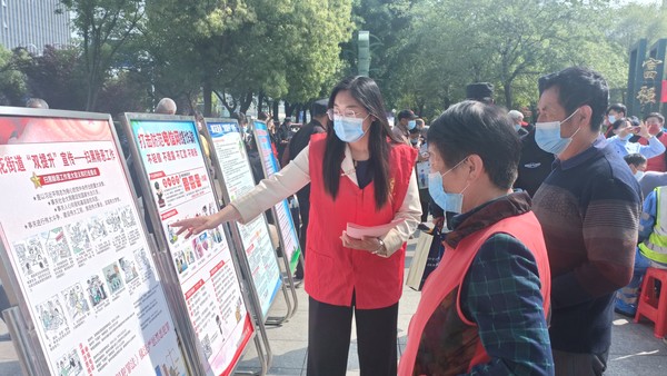 2022年5月14日 银东社区联合多家区直单位、律师事务所在清流公园开展普法宣传活动 拍摄者:王阳 工作单位:银东社区 (6).jpg