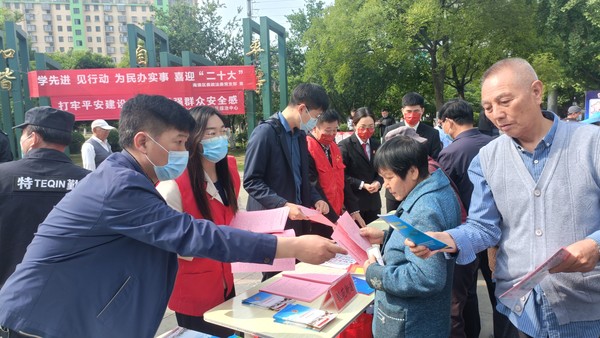 2022年5月14日 银东社区联合多家区直单位、律师事务所在清流公园开展普法宣传活动 拍摄者:王阳 工作单位:银东社区 (4).jpg