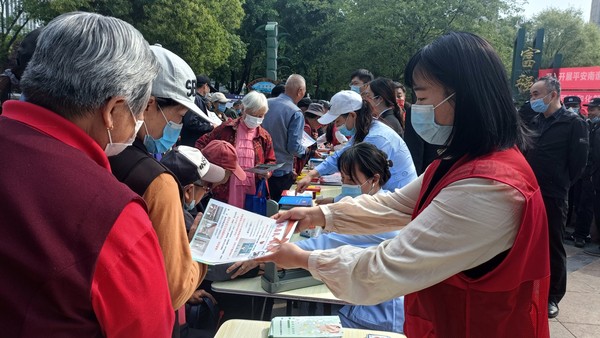 2022年5月14日 银东社区联合多家区直单位、律师事务所在清流公园开展普法宣传活动 拍摄者:王阳 工作单位:银东社区 (3).jpg