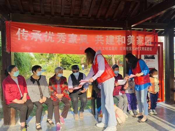2022年5月16日  陡岗社区开展“传承优秀家风，共建和美家园”主题志愿宣传活动（拍摄单位：陡岗社区，拍摄人：高茜子） (2).JPG