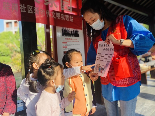 2022年5月16日  陡岗社区开展“传承优秀家风，共建和美家园”主题志愿宣传活动（拍摄单位：陡岗社区，拍摄人：高茜子） (4).JPG