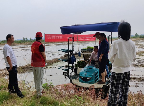2022年5月18日，南谯区新时代文明实践志愿服务总队、南谯区惠农志愿者服务队在乌衣镇大同圩村开展&ldquo;智能插秧  机械强农&rdquo;&mdash;南谯区2022年&ldquo;科学普及&rdquo;志愿服务活动。 (3).jpg