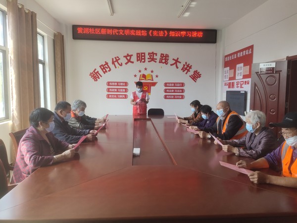 2022年5月16日黄泥社区新时代文明实践站《宪法》知识学习活动（拍摄者：黄青松 单位：黄泥社区居委会）.jpg