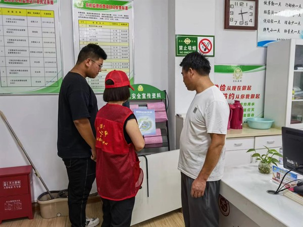 2022年5月30日，区农业农村局、区农机管理中心在瑶海农机窗口开展世界无烟日宣传活动，倡导群众科学戒烟，共创文明和谐的生活环境。 (1).jpg