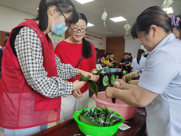 2022年5月31日,文昌花园社区新时代文明实践站开展“粽叶飘香迎端午 幸福和谐邻里情”我们的节日 端午主题活动。(拍摄单位:文昌花园社区 拍摄人:周婷婷) (1).jpg