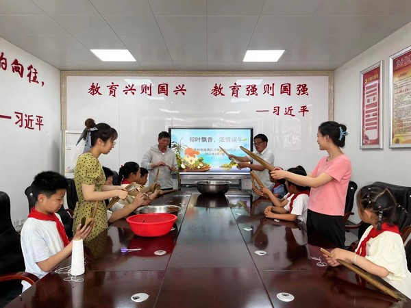 老师给孩子们做示范.jpg