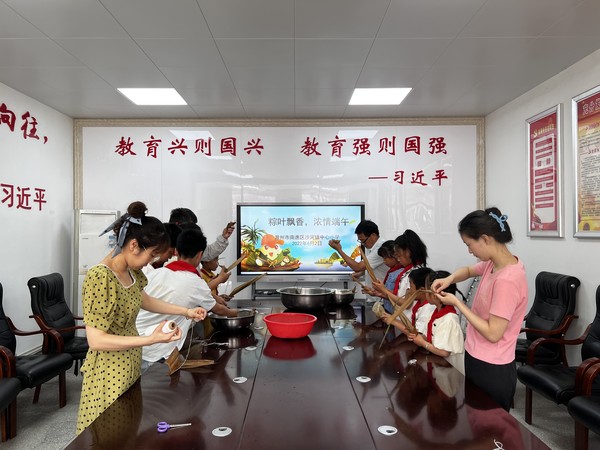 一起包粽子.jpg