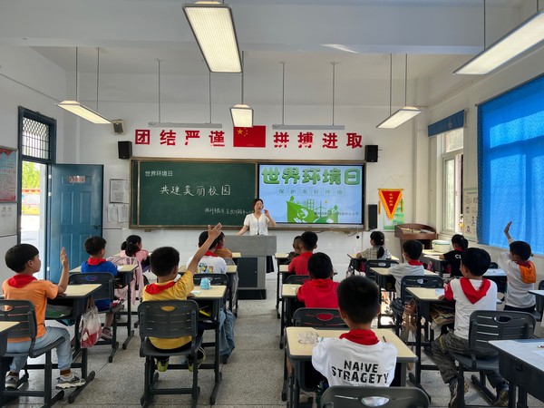 “共建美丽校园”主题班会.JPG