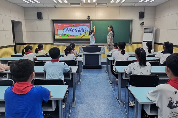 文明礼仪教育:2022年6月7日,滁州市南谯区黄泥岗镇中心小学在录播教室开展“文明礼仪”主题班会教育活动_副本.jpg