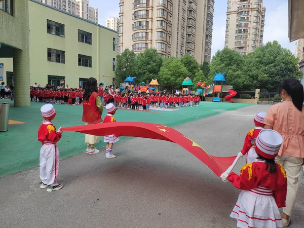 2022年6月13日，文昌花园社区新时代文明实践站开展&ldquo;国旗下的少年-我是小小国旗手&rdquo;升国旗仪式。（拍摄单位：文昌花园社区 拍摄人：周婷婷） (4).jpg