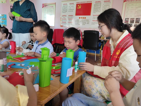 2022年6月15日，文昌花园社区新时代文明实践站开展&ldquo;变废为宝 创意无限 共享绿色低碳生活&rdquo;环保手工创作活动。（拍摄单位：文昌花园社区 拍摄人：周婷婷） (6).jpg