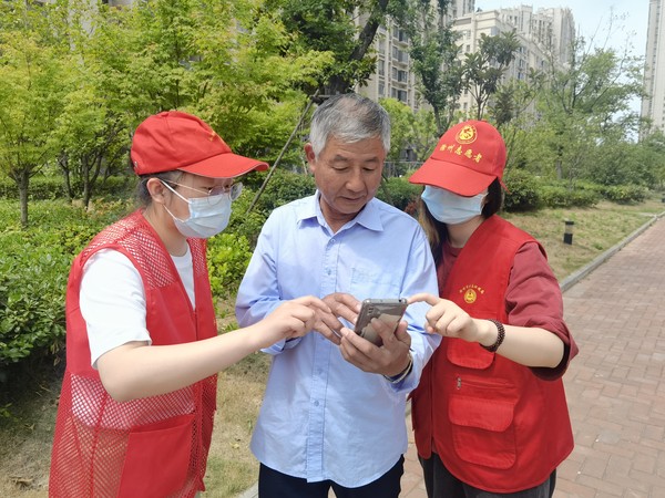 2022年6月13日，永乐社区新时代文明实践站联合滁州市生态环境局开展智慧助老志愿服务活动 (2).jpg