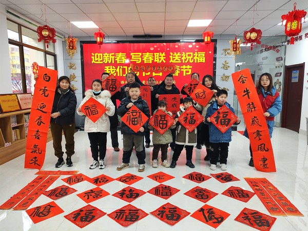 2022年1月26日 银东社区新时代文明实践站开展“迎新春,写春联,送祝福”——“我们的节日·春节”活动 拍摄者:王阳 工作单位:银东社区.jpg