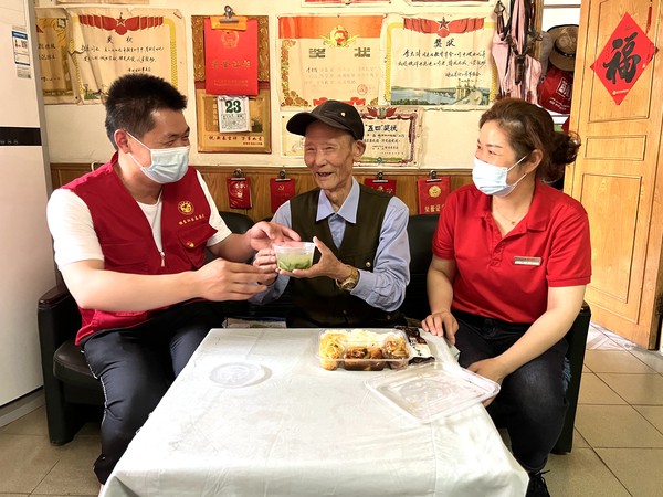 银东社区2022年5月23日联合社区养老服务站在辖区开展“智慧助老,你我同行”志愿服务活动 拍摄者:王阳 工作单位:银东社区 (1).jpg