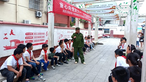 银东社区2022年5月28日联合区委组织部、团区委在辖区开展“童心向党庆六一,红色基因代代传”未成年人活动 拍摄者:王阳 工作单位:银东社区 (1).jpg