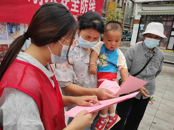 2022年6月22日,文昌花园社区开展“加强防溺水安全教育 筑牢防溺水安全防线”志愿服务活动。(拍摄单位:文昌花园社区 拍摄人:周婷婷) (2).jpg