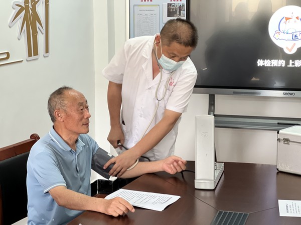 6月22日，乌衣社区新时代文明实践站“关爱辖区老年人 公益体检暖人”志愿服务活动 拍摄：杨静 单位：乌衣社区.jpg