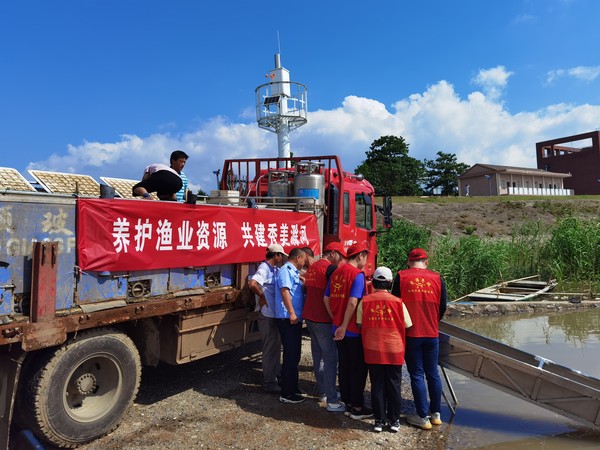 2022年6月24日，南谯区农业农村局在滁河吴港渡口开展“养护渔业资源 共建秀美滁河”禁捕水域增殖放流活动。 (3).jpg
