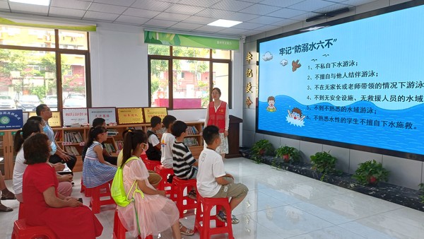银东社区2022年7月5日在社区综合文化服务中心联合共青团南谯区委、紫薇小学开展“安全第一，珍爱生命，预防溺水，从我做起”防溺水志愿服务宣传讲座                   拍摄者：王阳     工作单位：银东社区 (4).jpg