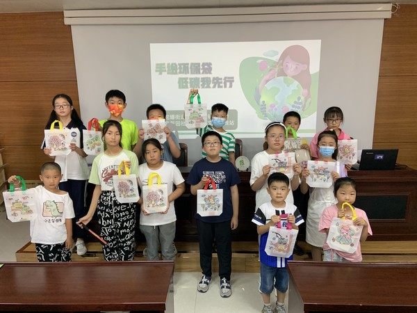 2022年7月6日，文昌花园社区新时代文明实践站开展“手绘环保袋 低碳我先行”主题活动。（拍摄单位：文昌花园社区 拍摄人：杨玉洁） (2).jpg
