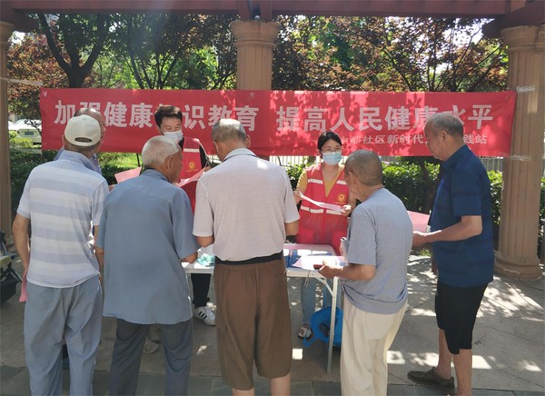 2022年7月7日 中都社区开展“加强知识教育 提高人民健康水平”志愿宣传活动(拍摄人:魏学静 拍摄来源:中都社区).jpg