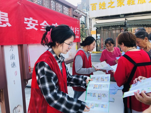 2022年7月12日，文昌花园社区新时代文明实践站开展&ldquo;守规则除隐患 安全文明出行&rdquo;志愿服务活动 (3).jpg