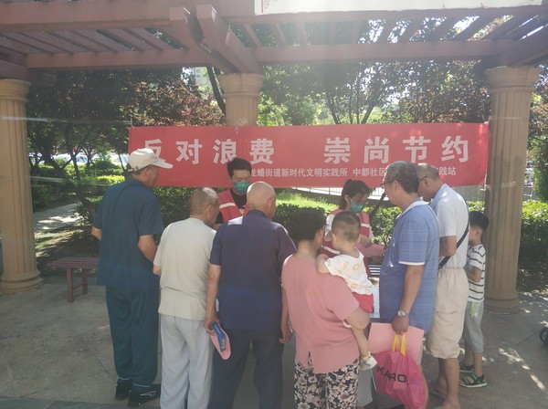中都社区7月12日 港汇中心 开展&ldquo;反对浪费 崇尚节约&rdquo;志愿宣传活动（拍摄人：魏学静 拍摄来源：中都社区） (3).jpg