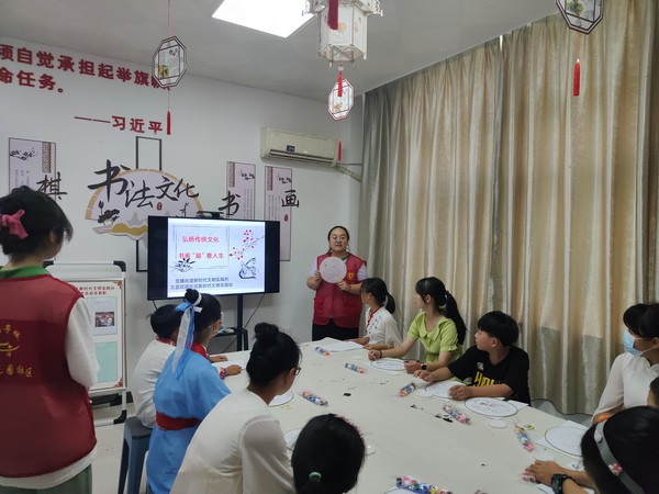 2022年7月13日，文昌花园社区新时代文明实践站开展“弘扬传统文化 书画”扇“意人生”主题活动 (2).jpg