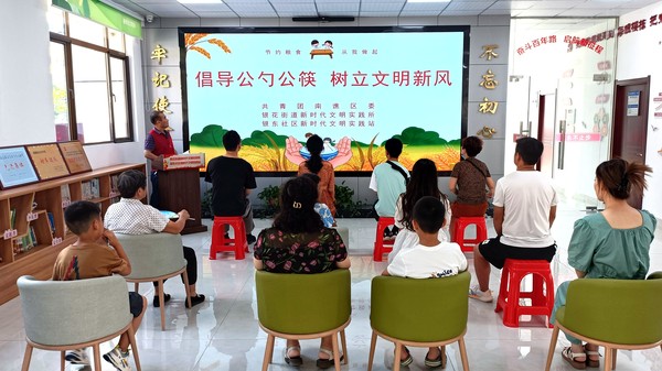 银东社区2022年7月12日在社区综合文化服务中心组织辖区家长及未成年人开展&ldquo;倡导公勺公筷，树立文明新风&rdquo;宣传讲座                 拍摄者：王阳        工作单位：银东社区 (2).jpg