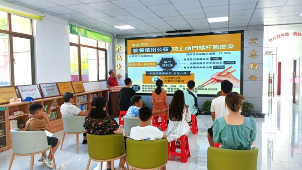 银东社区2022年7月12日在社区综合文化服务中心组织辖区家长及未成年人开展&ldquo;倡导公勺公筷，树立文明新风&rdquo;宣传讲座                 拍摄者：王阳        工作单位：银东社区 (3).jpg