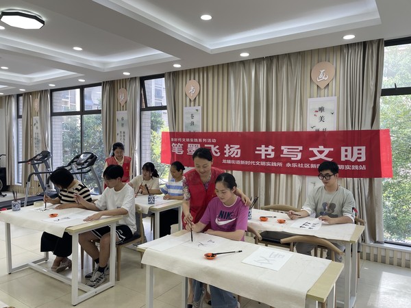 永乐社区新时代文明实践站,2022年7月13日,开展“笔墨飞扬 书写文明”主题活动(拍摄单位:永乐社区 拍摄者:洪曼琪) (3).JPG