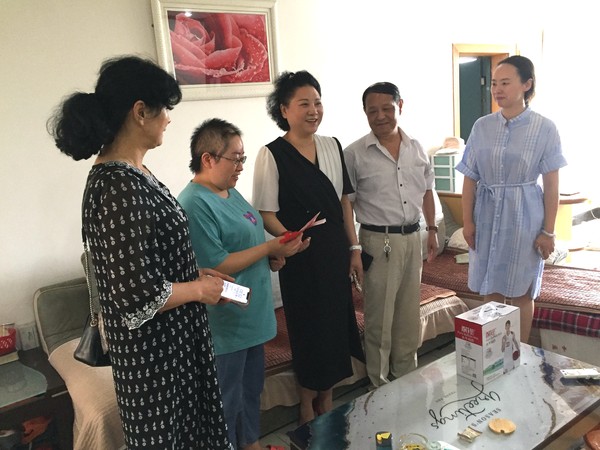 银东社区2022年7月18日联合南谯区关工委、爱心企业慰问辖区困难学生          拍摄者：王阳      工作单位：银东社区.jpg