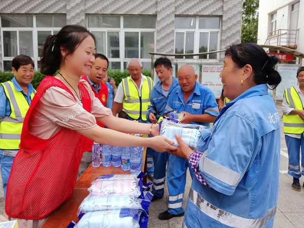 7月15日,乌衣镇乡村“复兴少年宫”开展“炎炎夏日送清凉 真情慰问环卫工”未成年人志愿服务活动 拍摄:王萍 单位:乌衣社区.jpg