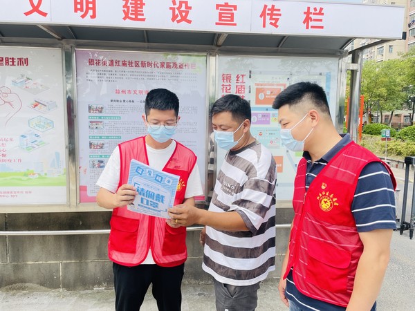 红庙社区新时代文明实践站，2022年7月25日，在红庙社区开展“科学佩戴口罩，文明健康生活”主题志愿活动。（拍摄作者：红庙社区高超） (3).jpg