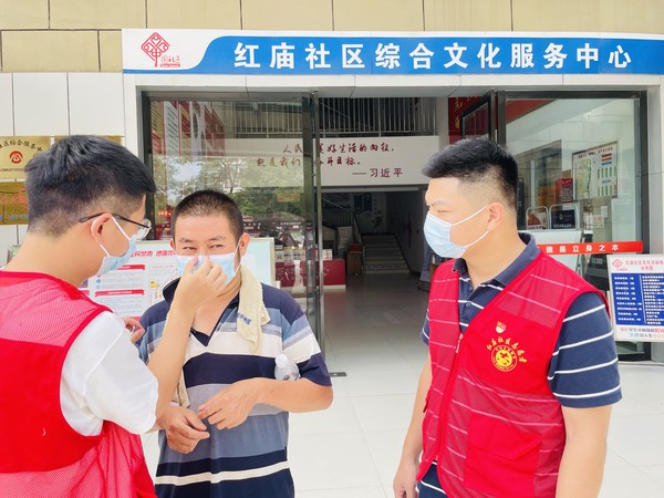 红庙社区新时代文明实践站，2022年7月25日，在红庙社区开展“科学佩戴口罩，文明健康生活”主题志愿活动。（拍摄作者：红庙社区高超） (2).jpg