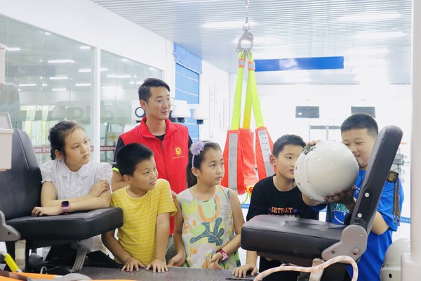 志愿者带孩子们参观救援头盔.JPG
