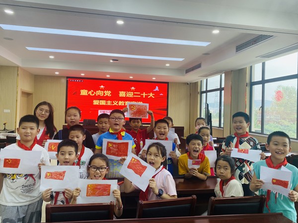 陡岗社区2022年7月4日，在社区新时代文明实践站开展“童心向党，喜迎二十大”爱国主义教育活动（拍摄人：高茜子，拍摄单位：陡岗社区） (2).JPG